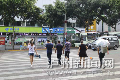 絕大多數(shù)市民都做到了自覺禮讓斑馬線，不橫穿馬路，不翻越欄桿，做到車讓人、人讓車